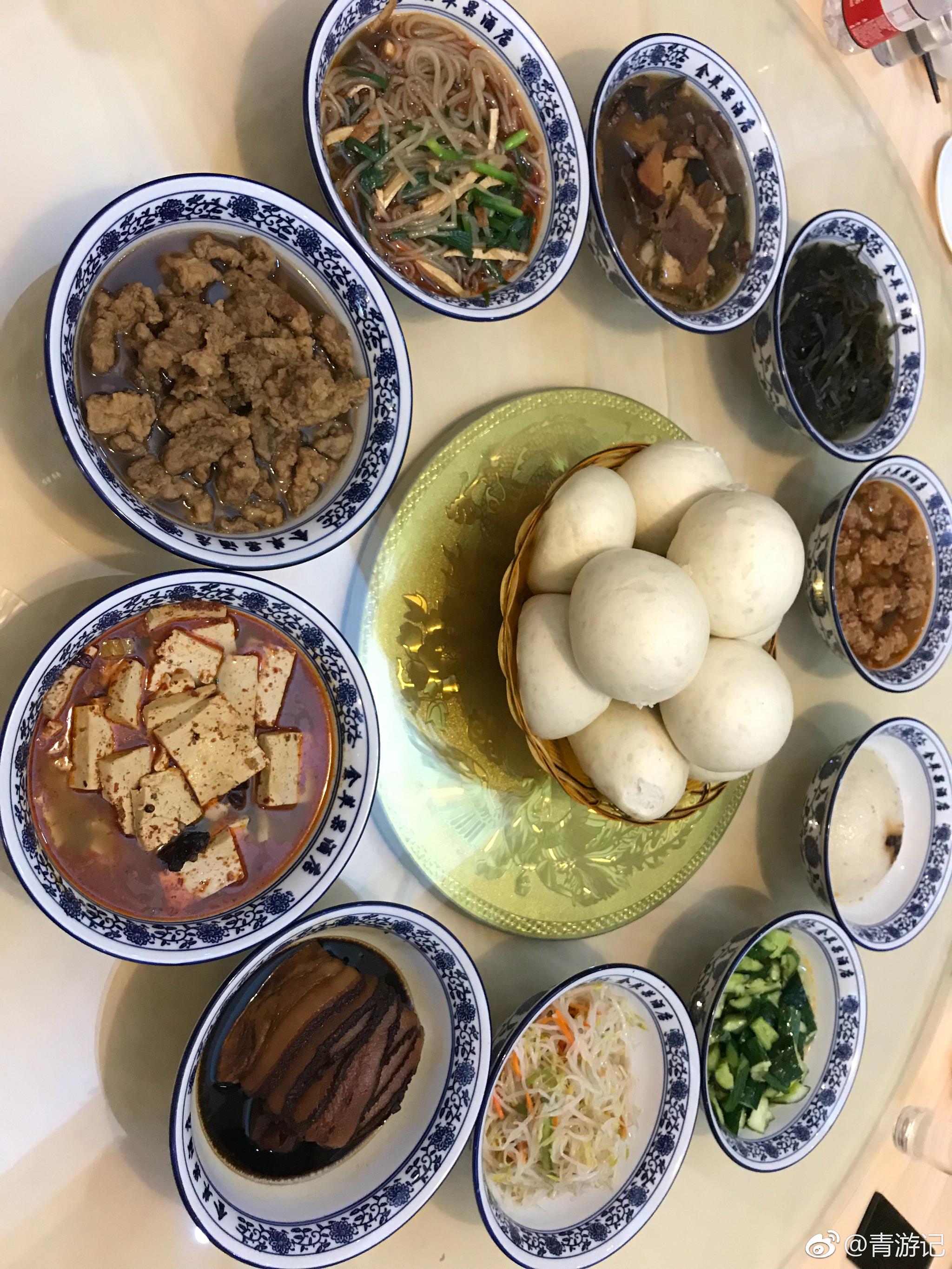 陕川地坑院的十碗席吃起来 @微博旅拍 @微博旅游 体验另类美食