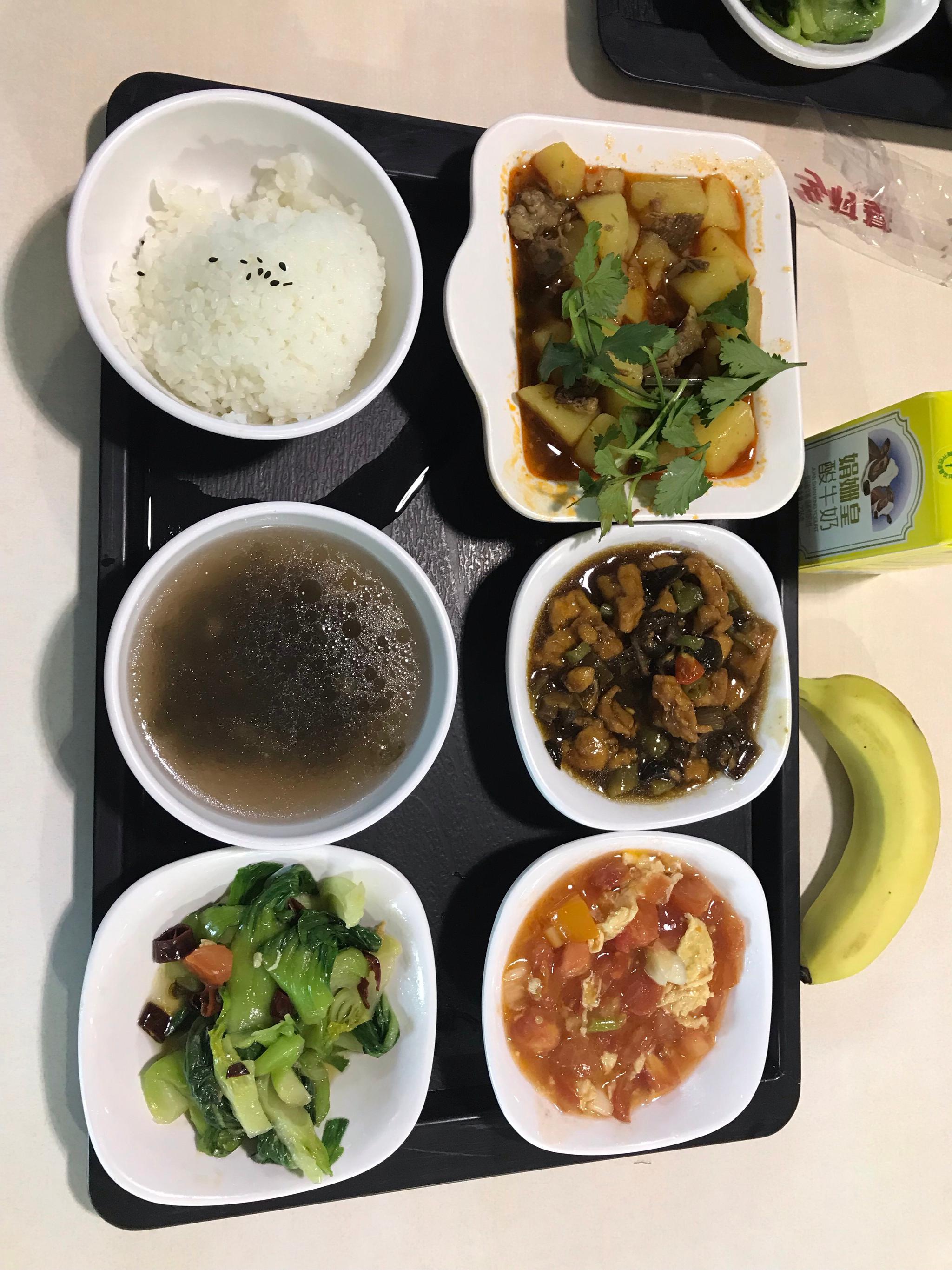 土豆烧牛肉,麻辣鸡片,西红柿炒鸡蛋,炒青菜,紫菜汤,四菜一汤,还有香蕉