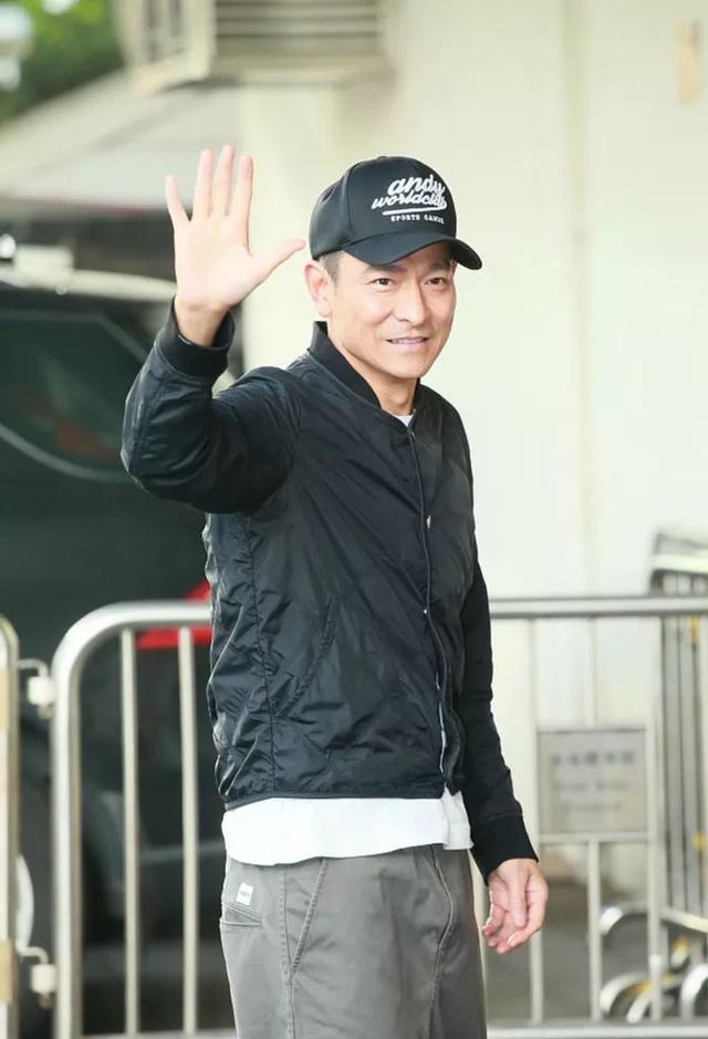 57岁刘德华休闲装现身帅气十足 网友:裤子成功抢镜_新浪看点