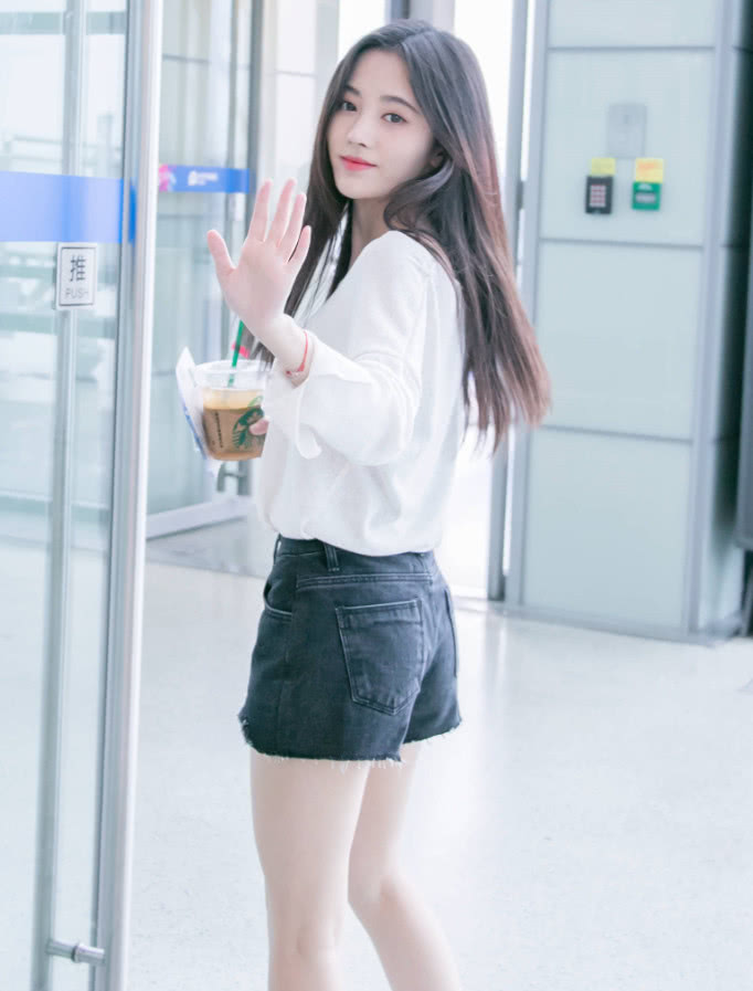 鞠婧祎为秀柳腰穿了条2个裤头的短裤多瘦才挤得进去啊