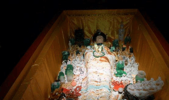 孙殿英炸开慈禧墓, 扒了慈禧裤子, 还称经不住诱惑