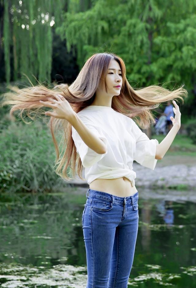 牛仔裤妹子妩媚动人走起路来有韵味