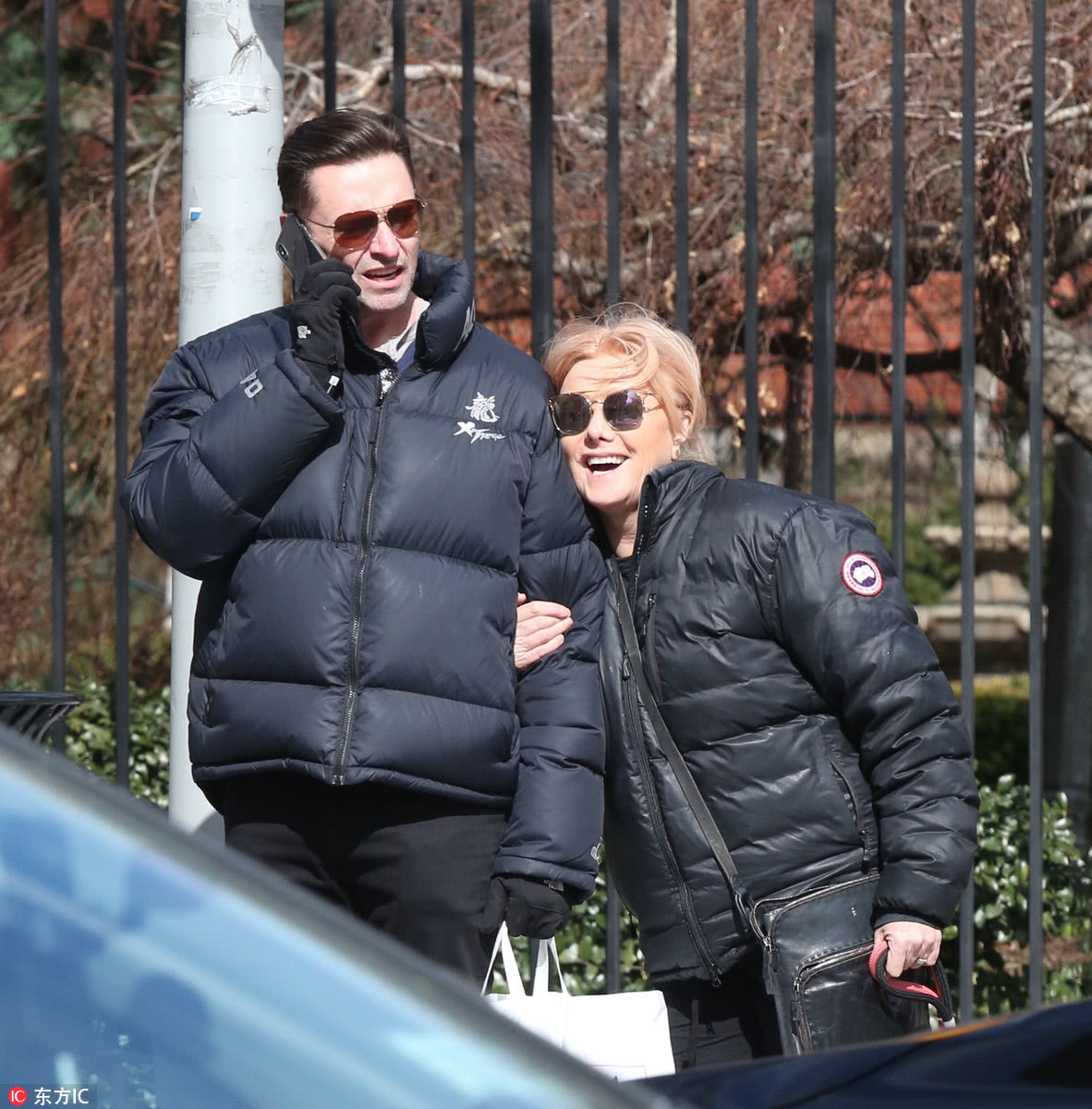 超恩爱!休.杰克曼和老婆路边用餐 当街深情相拥无视路人