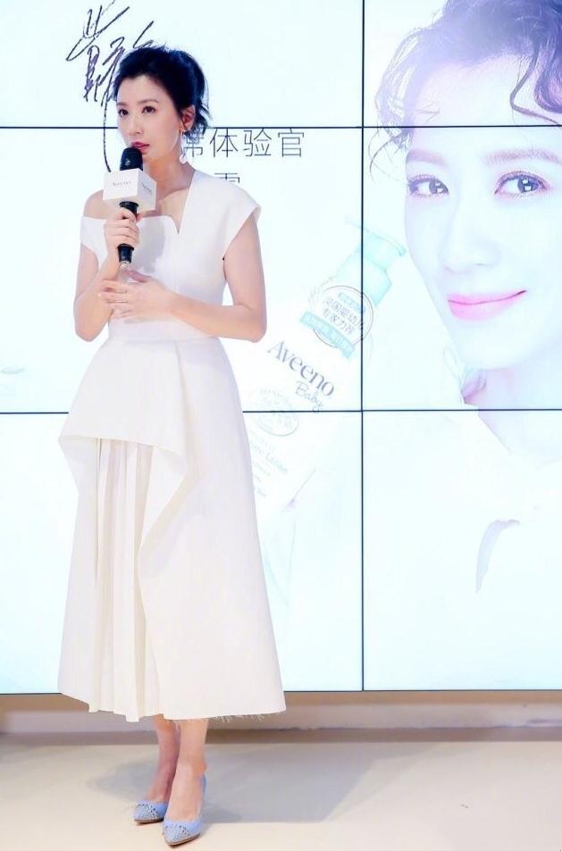 44岁贾静雯斗篷走英伦风矮成一米五,红唇助攻更老了不止10岁