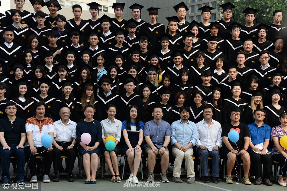 还不如这个女老师好看!|毕业典礼|辛瑞琪|北京电影学院_新浪新闻