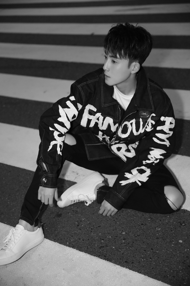 张睿最新街拍来袭!玩转黑白潮酷新风尚