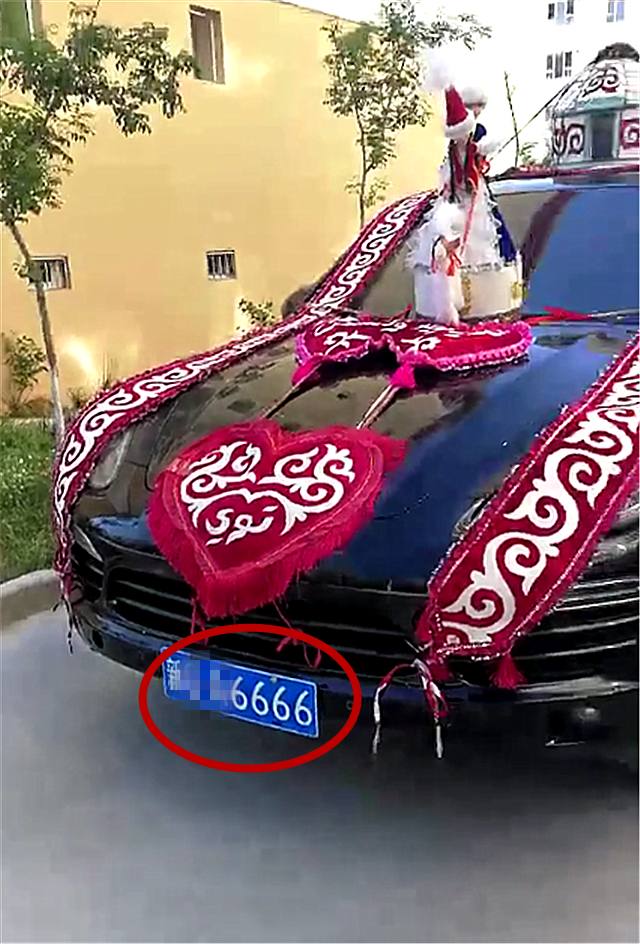 新疆一男子118万买保时捷卡宴车牌挂6666提车当天这么庆祝