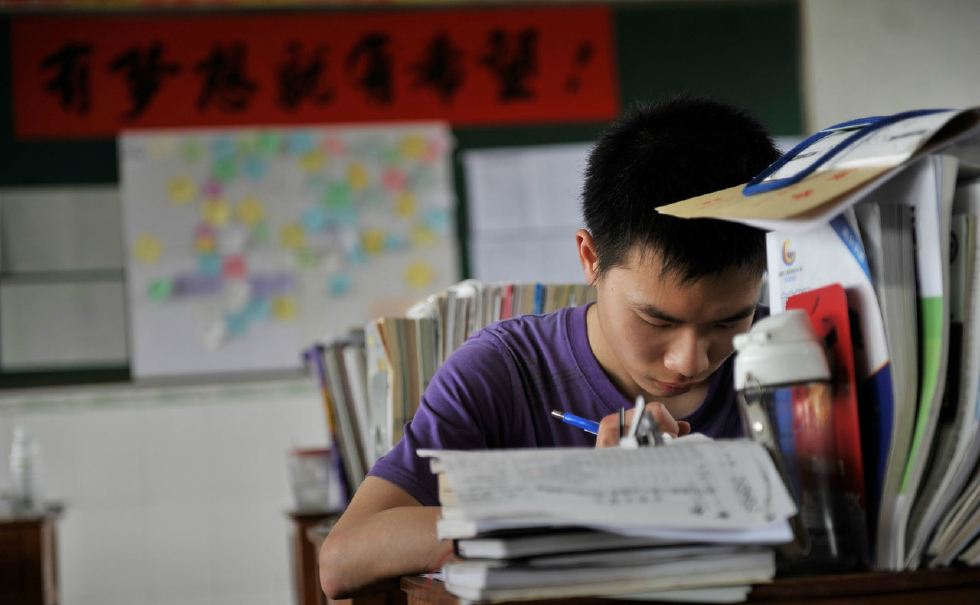 农村高中生高考分数只够上高职院校,读还是不读,愁死人