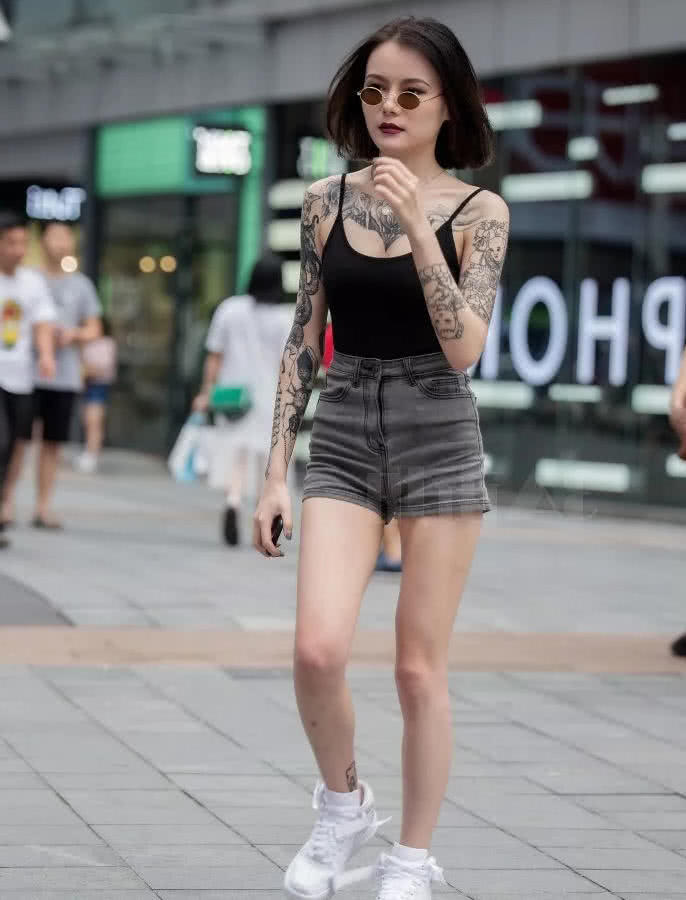 迷人的花臂小姐姐,黑色唇彩纹身到胸口了,后背纹的一句话没人看