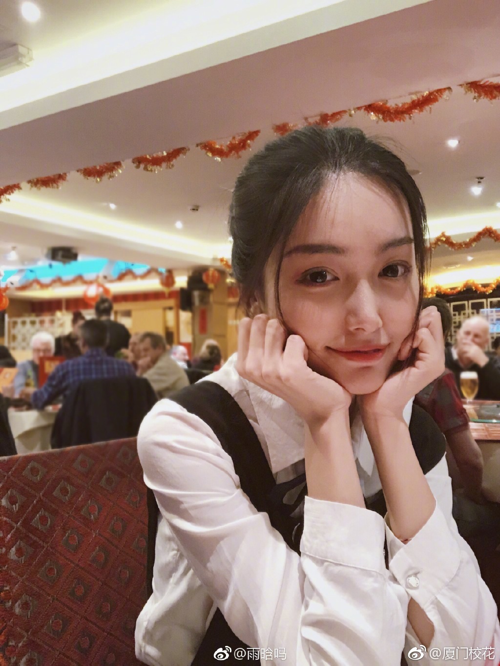 她叫张雨晗就读于英国谢菲尔德大学身高173cm来自河南