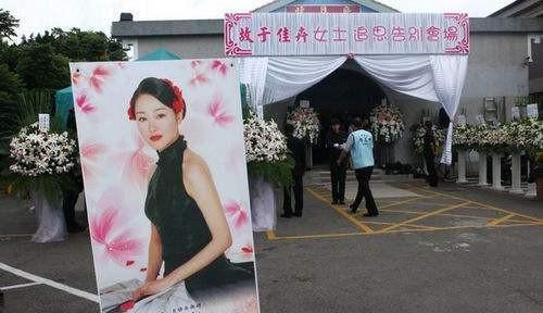 忧忧还因此一度与吴奇隆传出绯闻,甚至闹出被歌迷打伤事件,名噪一时.