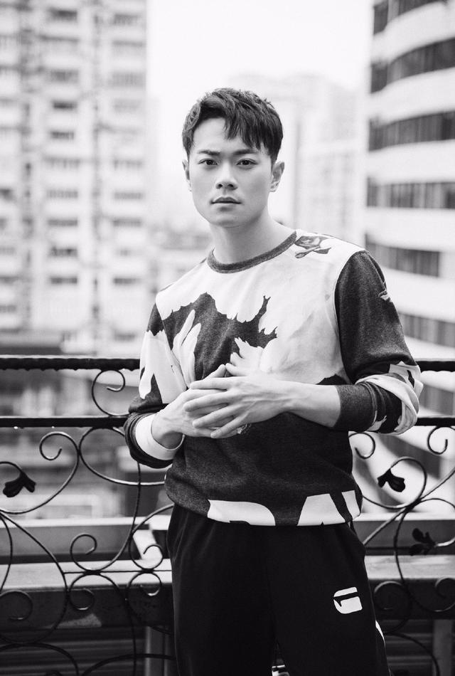 童星曹俊终于要火了简单迷彩装帅气爆棚蓝盈莹找了个好男友