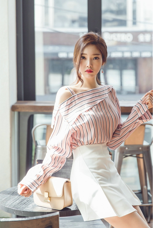 美女写真:小脸美女模特高腰裙娇俏迷人知性高贵