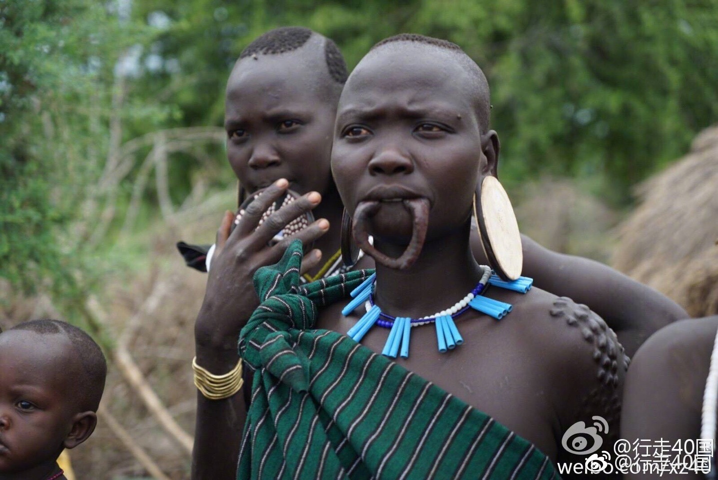 非洲的唇盘族为什么嘴上要镶盘子