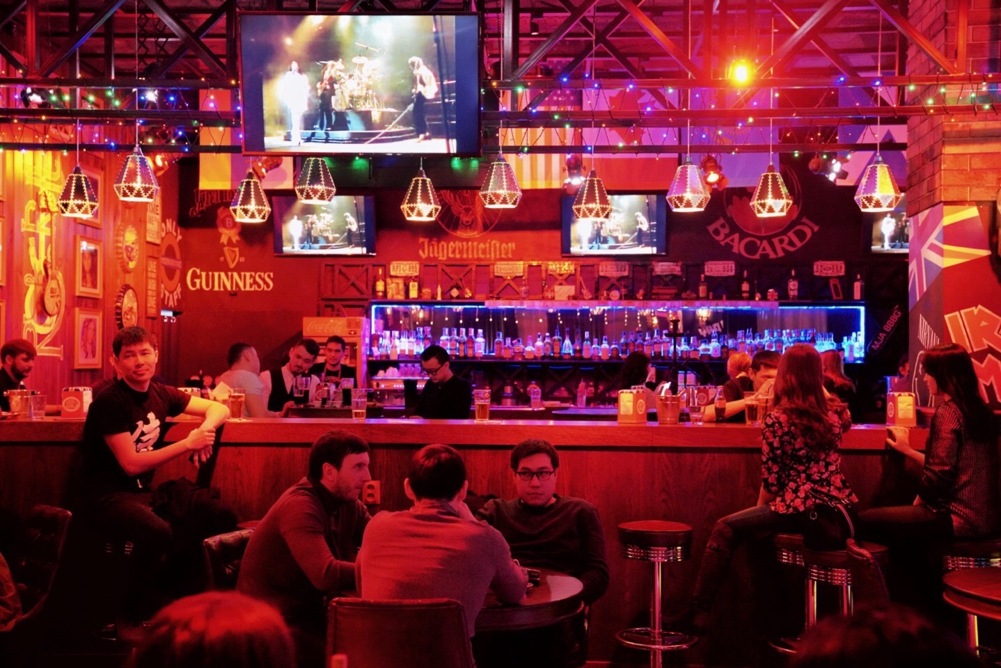 在阿斯塔纳的最后一个夜晚大家去了一家当地有特色的音乐酒吧