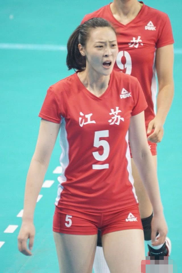 最美女排运动明星惠若琪现身机场紧身裤秀出逆天大长腿