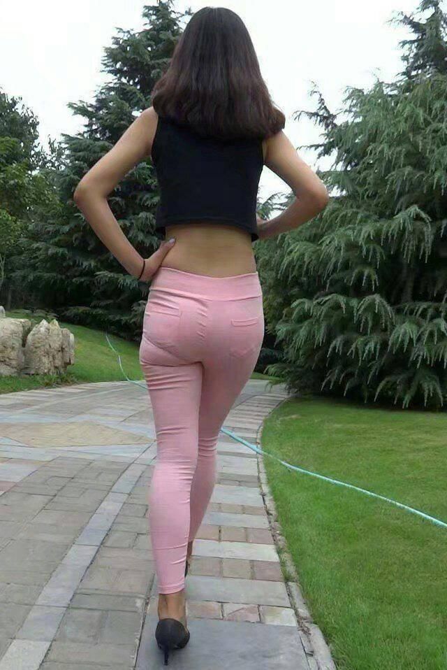 放飞性感与妩媚不一样美的紧身裤穿出妹子独特魅力