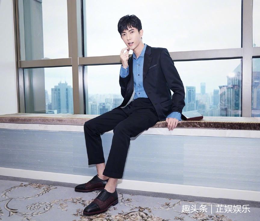 于朦胧只是穿了套牛仔私服清新俊逸帅到炸裂大长腿比女人还细