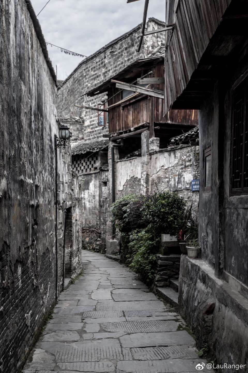 洪江古商城一瞥,旧屋老檐透过天井流过的云舒