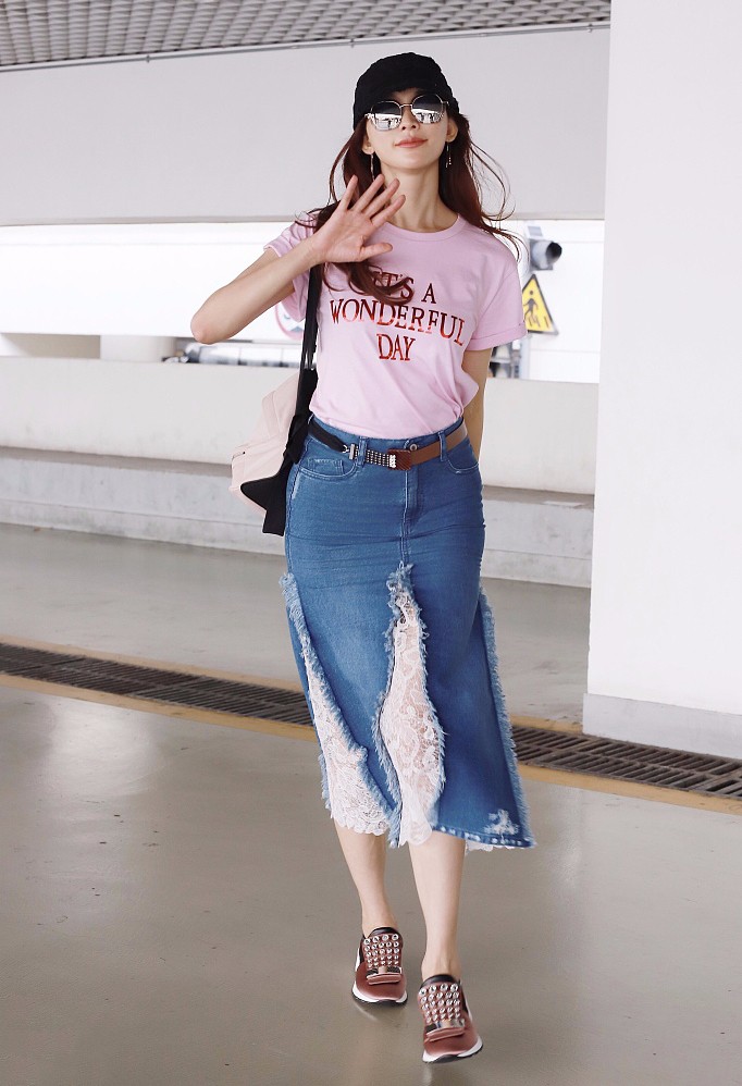 林志玲现身机场,牛仔裤拆开了变裙子穿,网友:厉害了,我的姐!