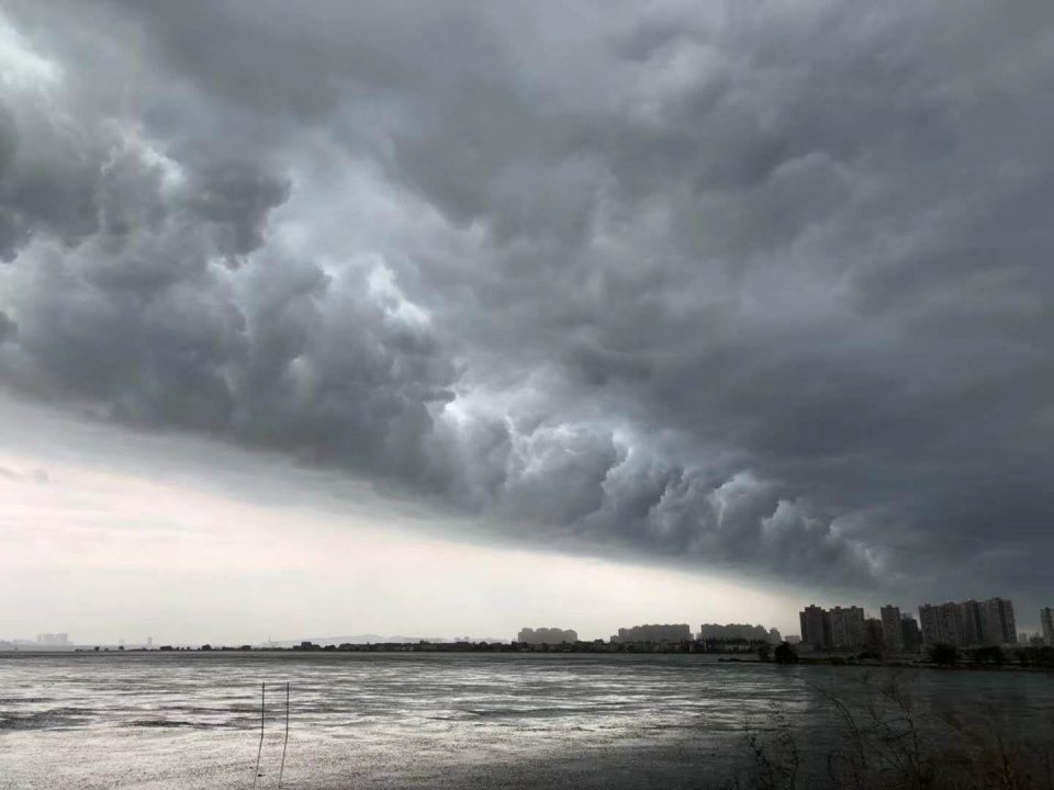 组图:武汉暴雨大风来袭 黑云压城场面壮观