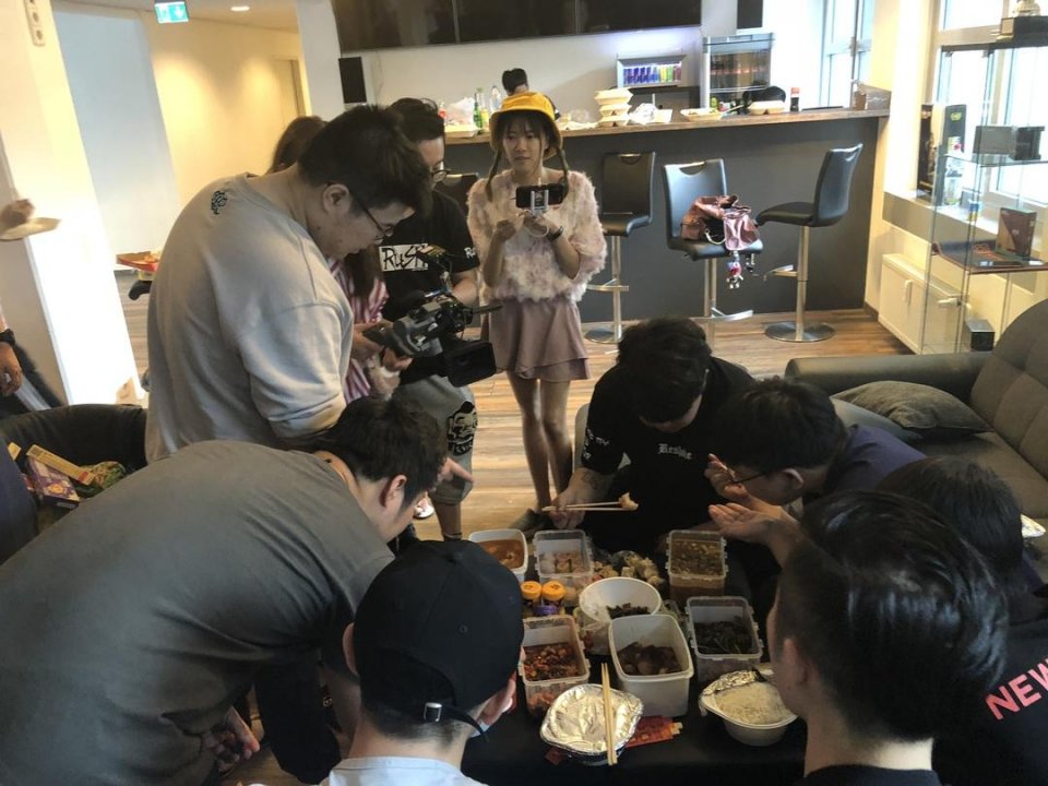 官方pgi皮肤导致国内外玩家矛盾爆发!韦神蜜蜂仔竟当众秀恩爱|主播|