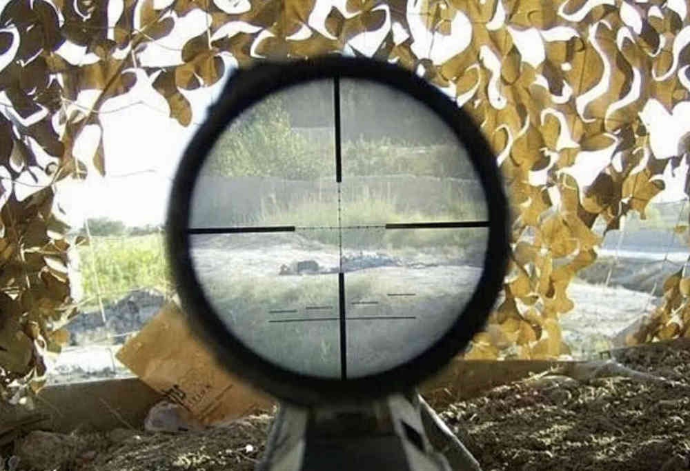 真实的狙击枪瞄准镜里的镜头是什么样的,为何狙击手很容易爆头?