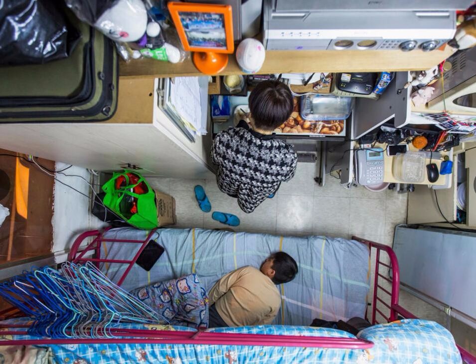 实拍香港棺材房12个男人蜗居一间房