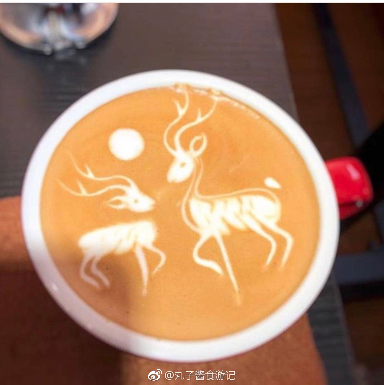 咖啡拉花在原始的卡布奇诺或拿铁上做出叶子或其他图案的工艺