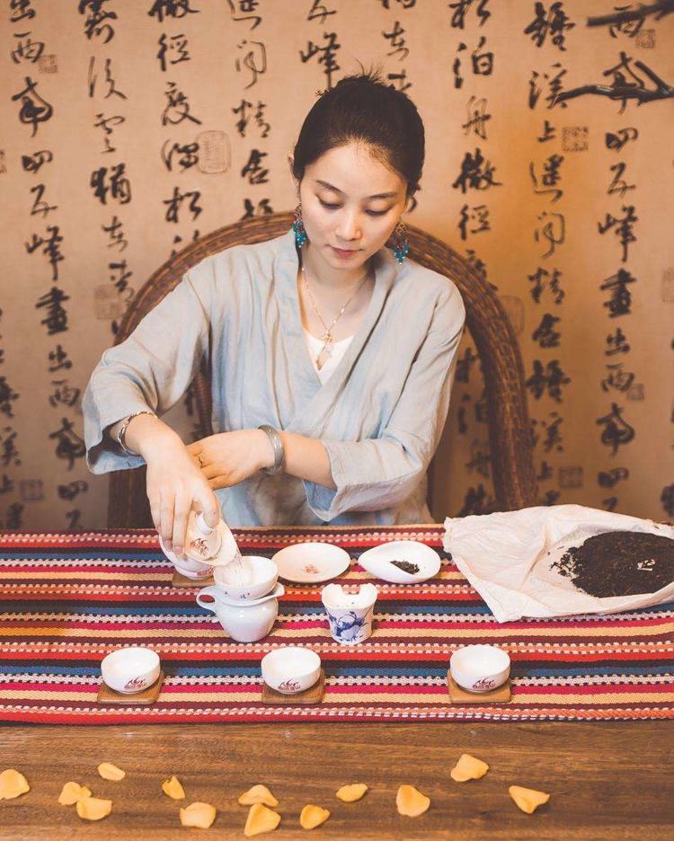 给别人倒茶时对方敲几下桌子是什么意思知道多少茶文化