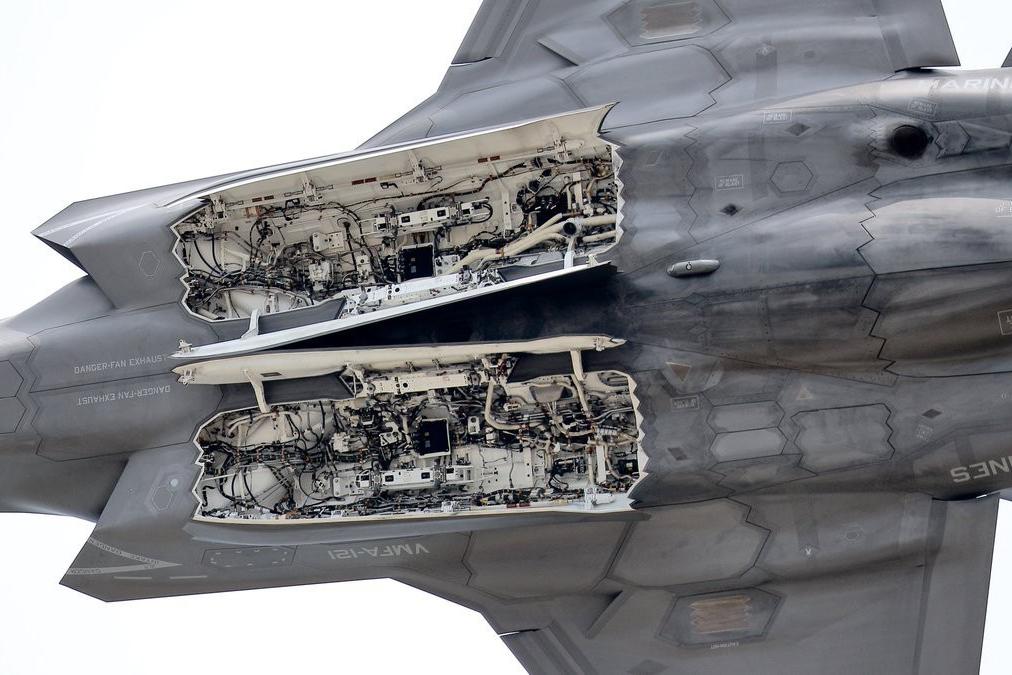f-35超近距视角展现内置弹仓细节