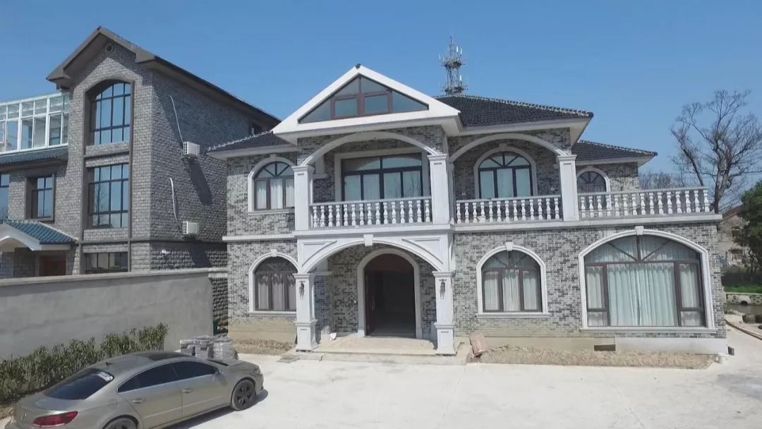 未批先建!嘉兴新丰一村民建上千平超豪华别墅!被电视台曝光 !