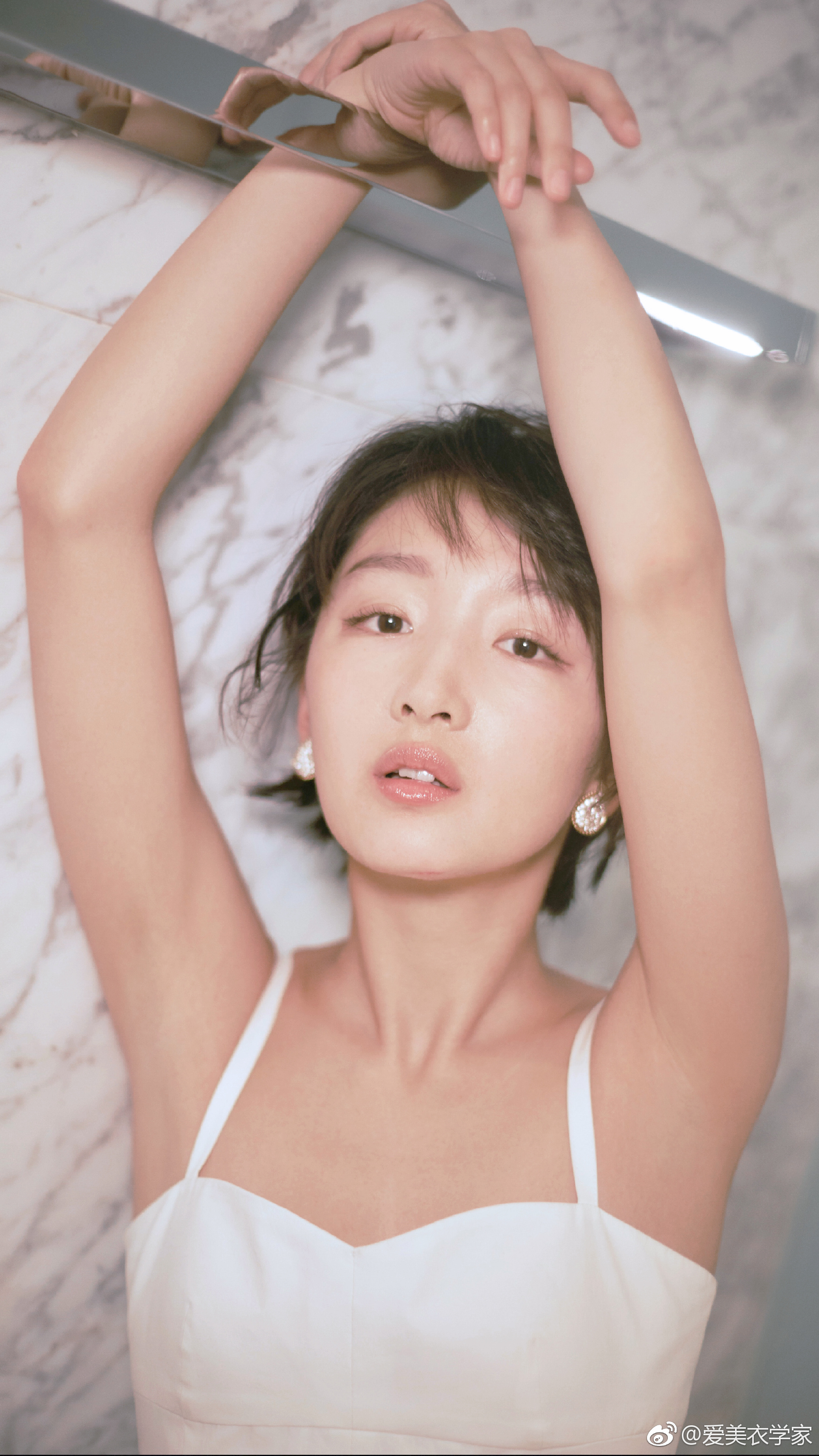 周冬雨 吊带白裙真是太太太好看了