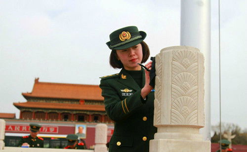 天安门广场武警女兵同男兵一同执勤照,成天安门广场另一道风景线
