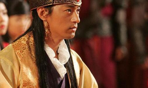 就这样子,忠烈王当了高丽王之后,一面受王后的欺辱,一边受元朝的欺辱