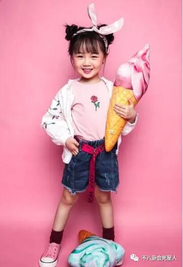 爸爸去哪儿走红的素人小孩阿拉蕾走戛纳红毯她依旧当童模