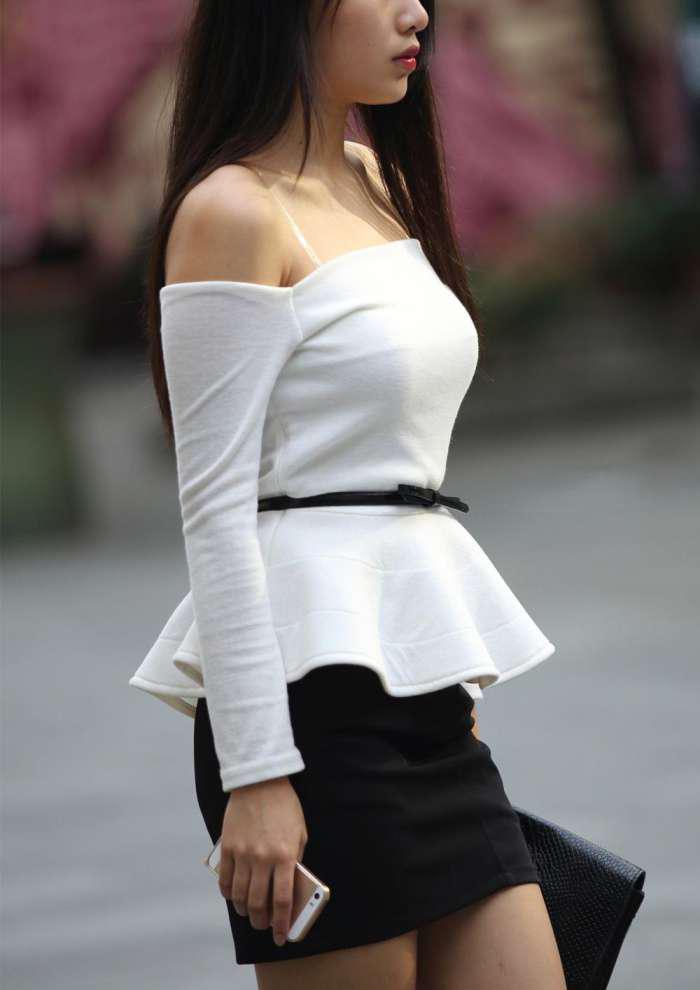 街拍穿白色抹胸装的小姐姐丰硕身影让男友一脸自信