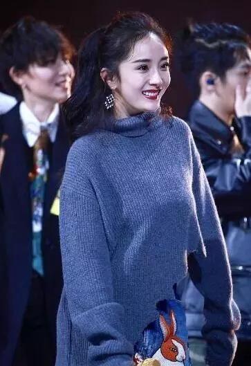 杨幂在明日之子中又露脸了半丸子头露肩装超吸睛有点少女萌