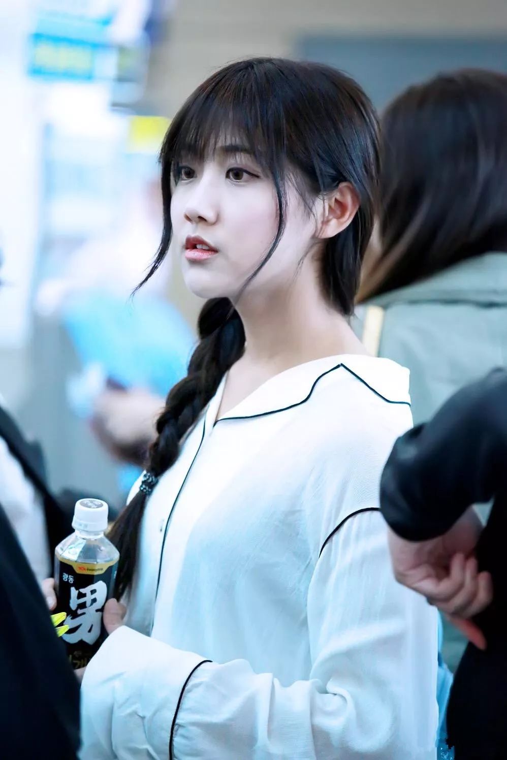 李艺彤穿红色娃娃裙满屏尴尬网友总觉得脸有问题