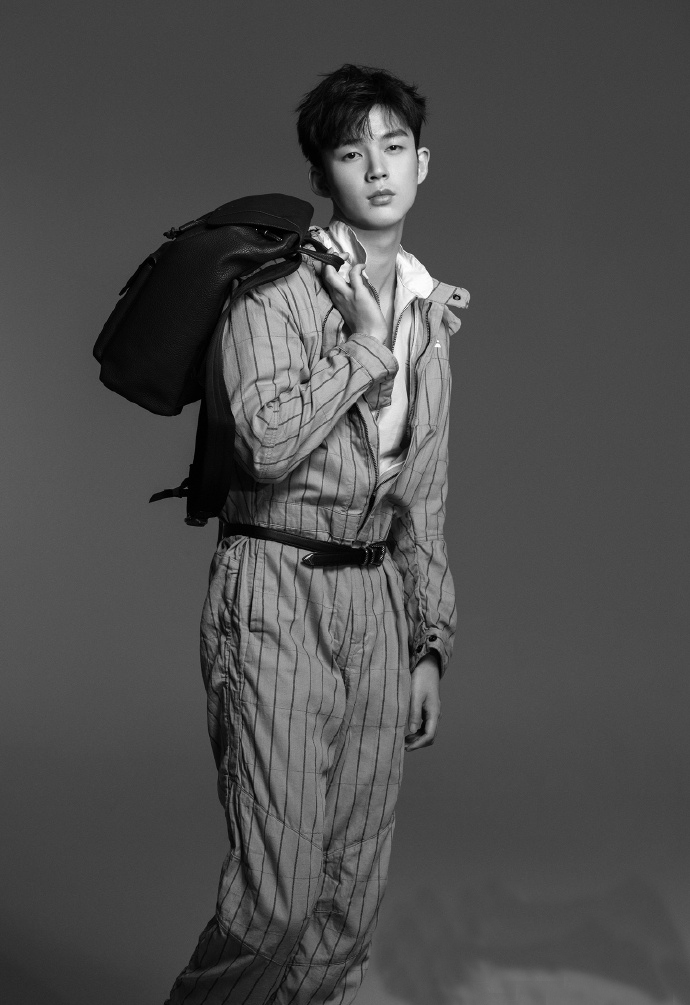 董力拍写真身体倾斜凹造型,眼睛却成大小眼,看着真奇怪