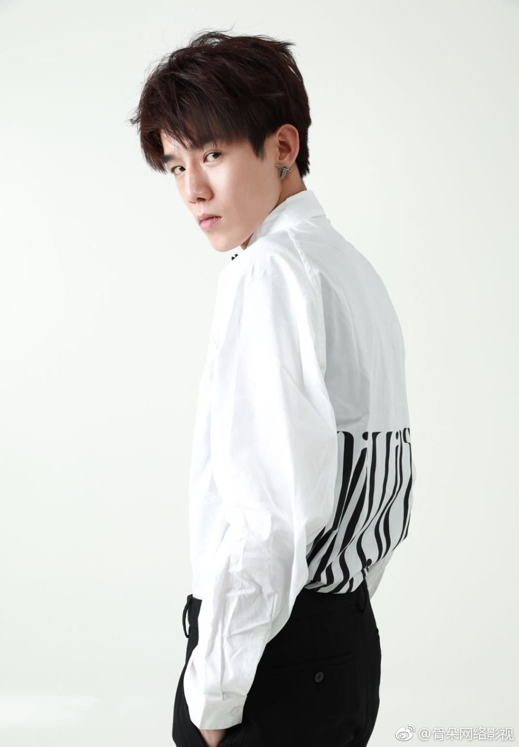 据顾西爵同名小说改编,由周晓鹏执导,@熊梓淇 @蔡文静 @朱戬ryuuji 等