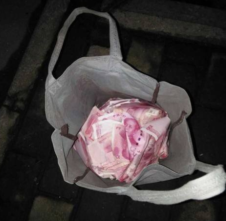 老人垃圾堆里捡到一袋钱失主来认领时看到老人掉头就走