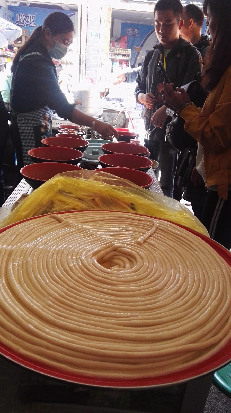 大理巍山小吃节500米长街宴 1400人共食3000碗菜_新浪看点