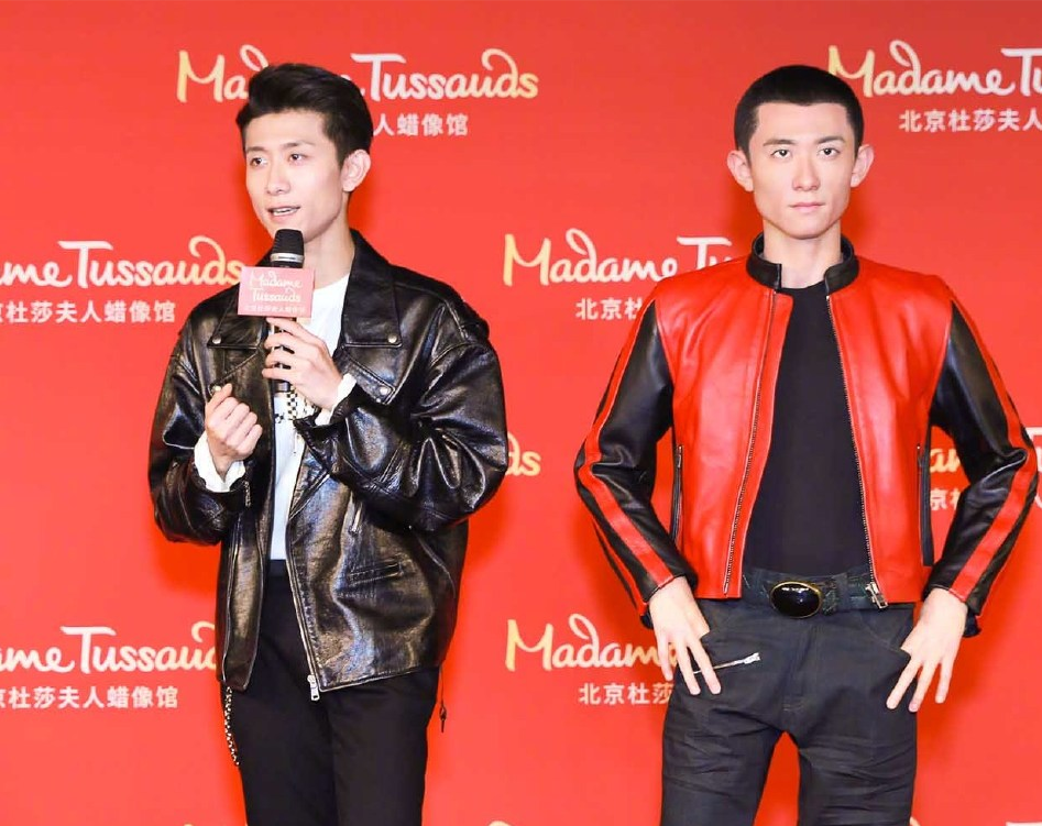 张一山出席杜莎夫人蜡像揭幕仪式 朝自己蜡像猛亲一口喜感十足