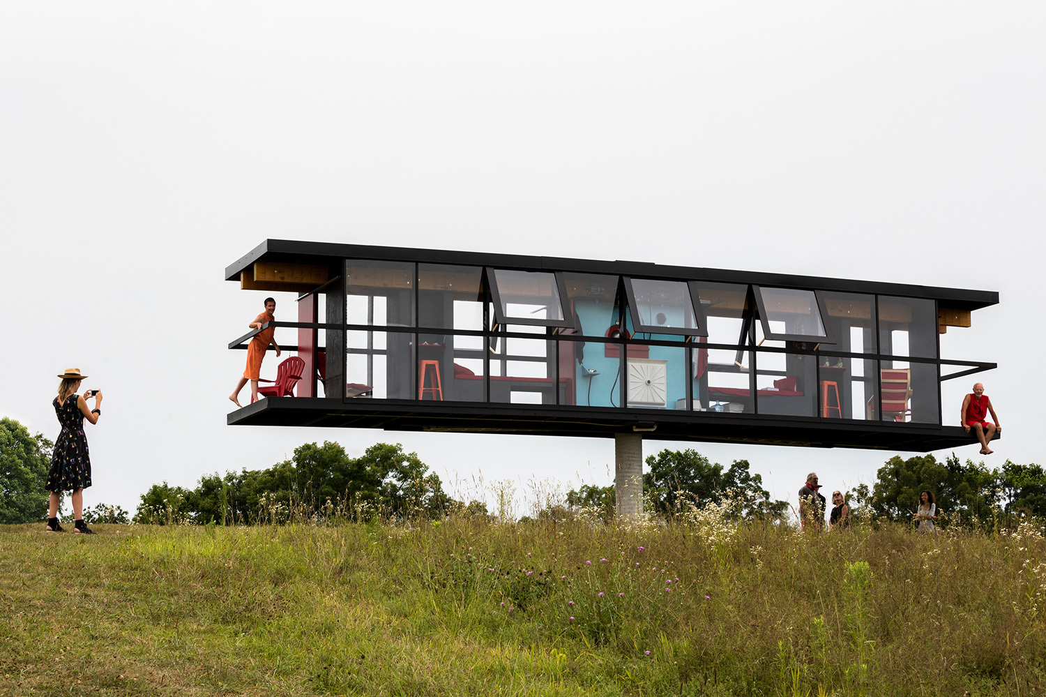 倾斜的房屋艺术家 alex schweder 和 ward shelley 在纽约北部的