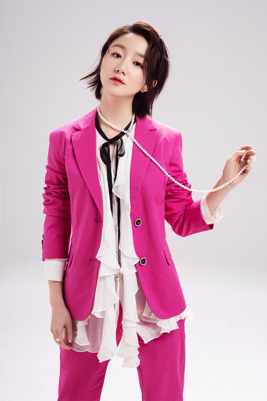 李倩春日时尚大片 玩转性感吸睛十足