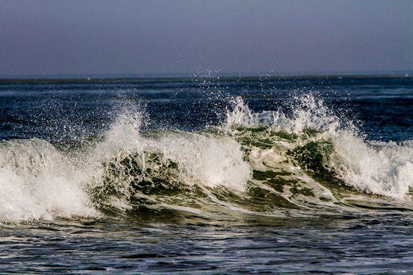 青岛,海风翻动的是大海瑰丽的诗章 浪花盛开的是大海迷人的真挚