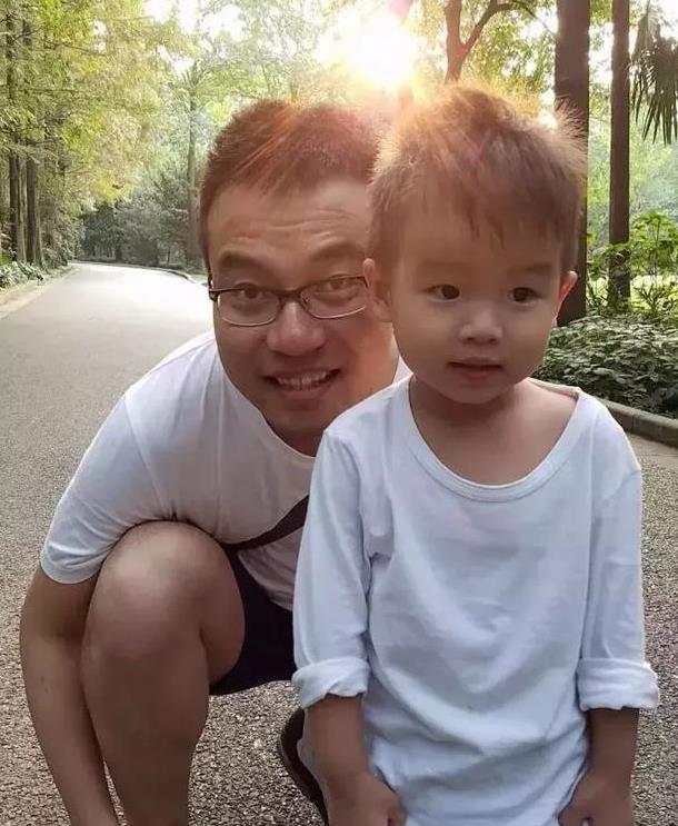 安来宁是一位在上海颇有名气的民谣歌手,他发行过个人专辑,也经常举办