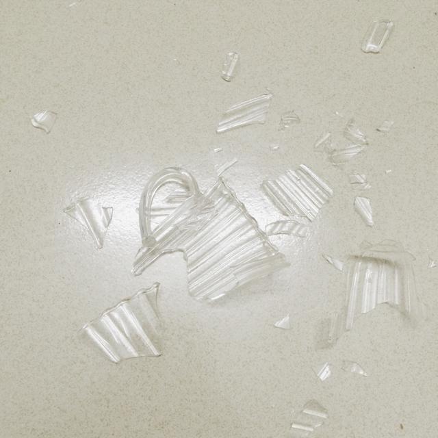 宝宝打碎了家里的东西看下这两位宝妈的做法截然不同的教育