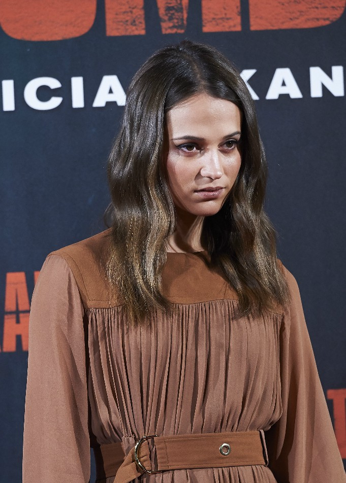 坎妹出席,古墓丽影,源起之战,宣传一身复古风宛如画中人